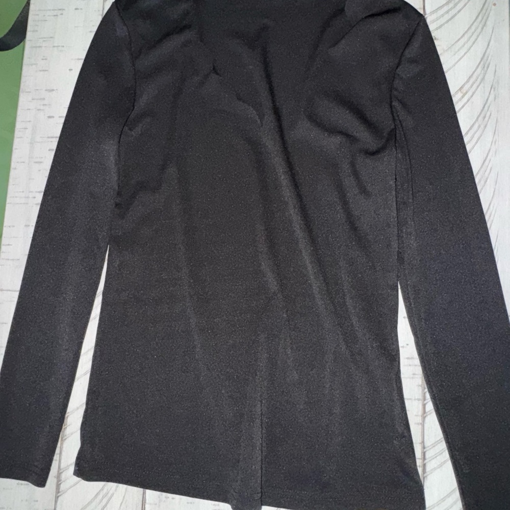 Black Scalloped V-Neck Long Sleeve Top